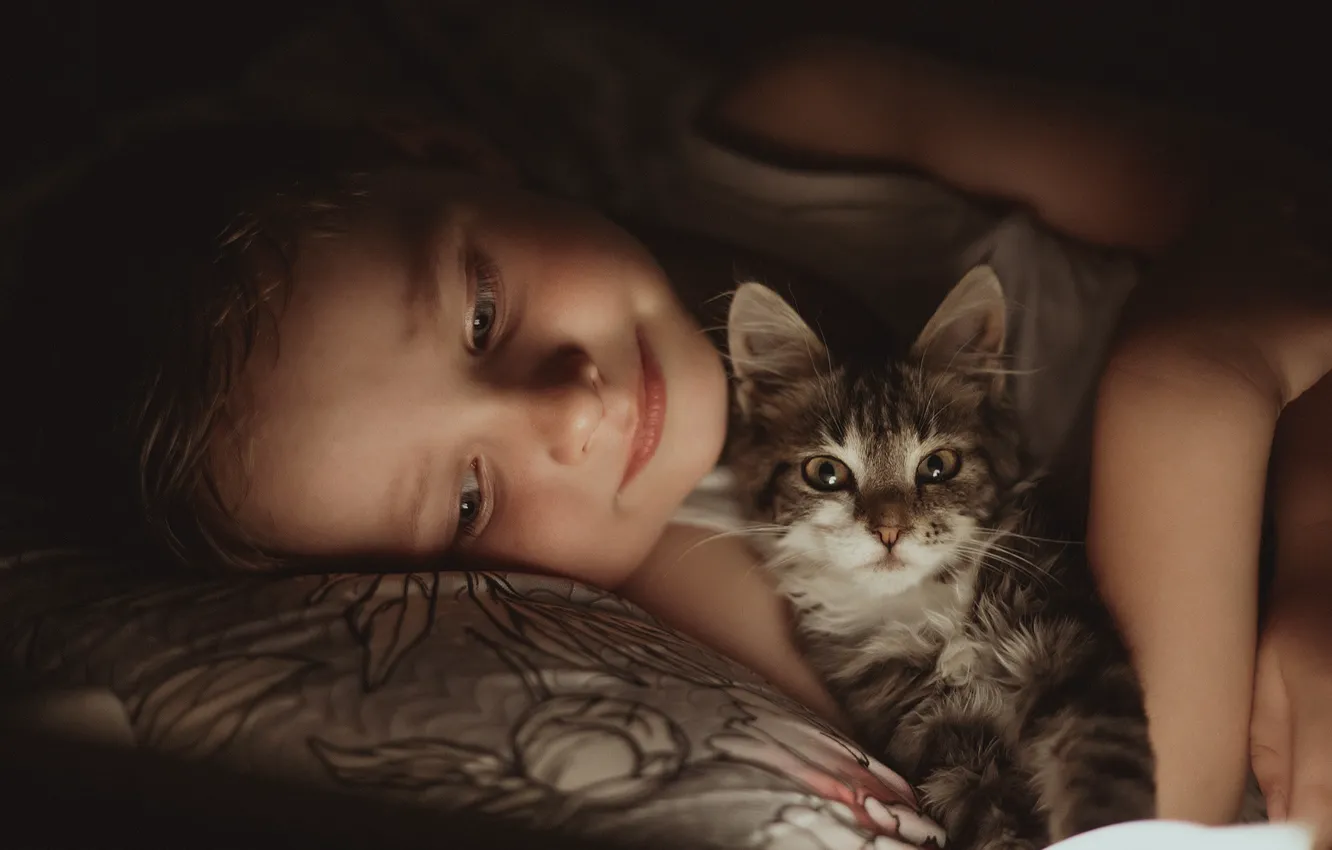 Фото обои взгляд, девочка, постель, детёныш, котёнок, ребёнок, Александр Калинин