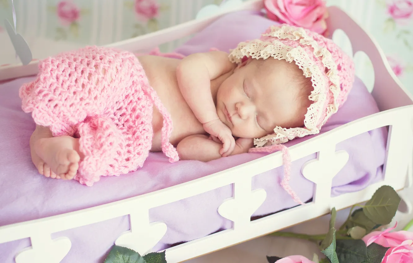 Фото обои спит, девочка, шапочка, младенец, кроватка, штаники