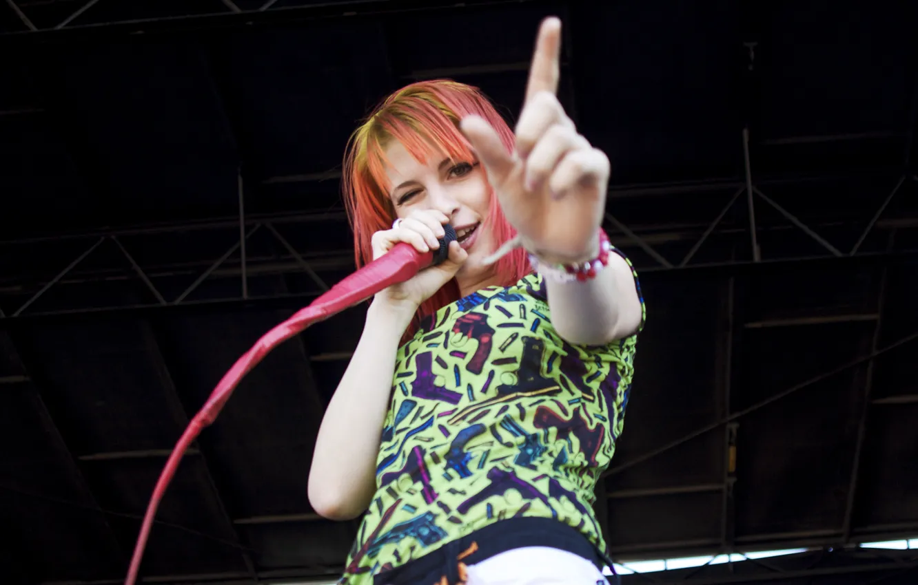 Обои guns, girl, woman, Williams, microphone, redhead, Hayley Williams ...