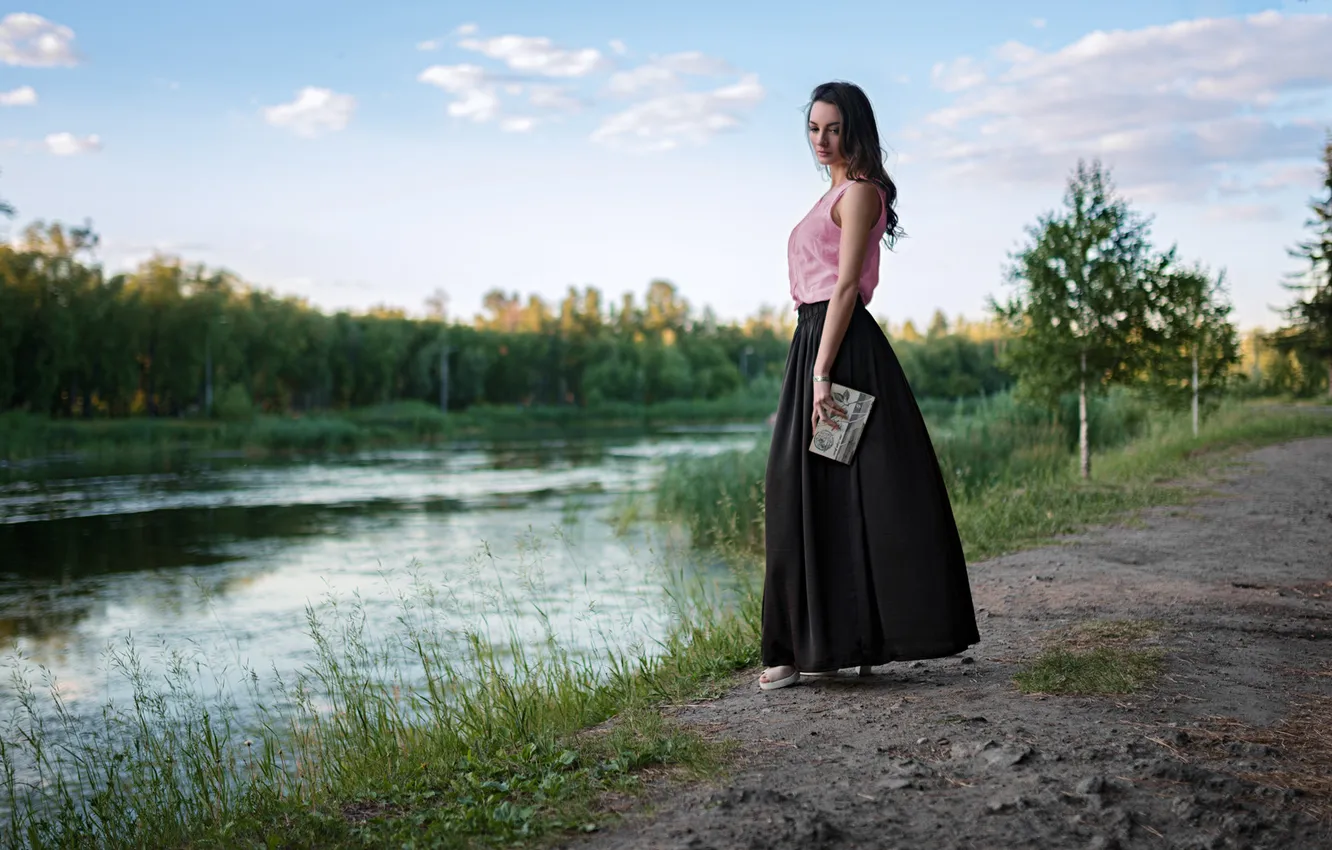 Фото обои деревья, пейзаж, поза, модель, юбка, портрет, макияж, майка
