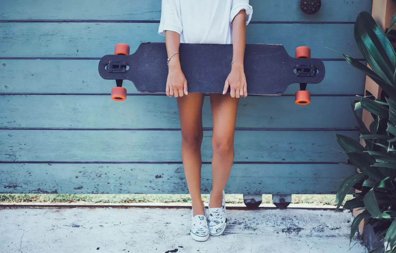 Фото обои лето, девушка, стена, ноги, кеды, girl, wall, скейт