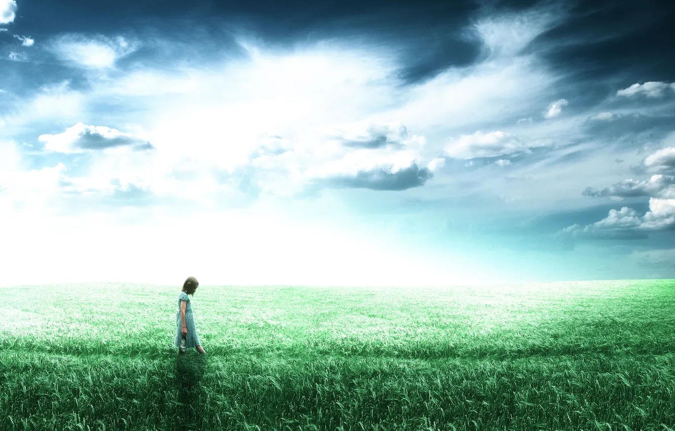 Фото обои поле, трава, облака, девочка