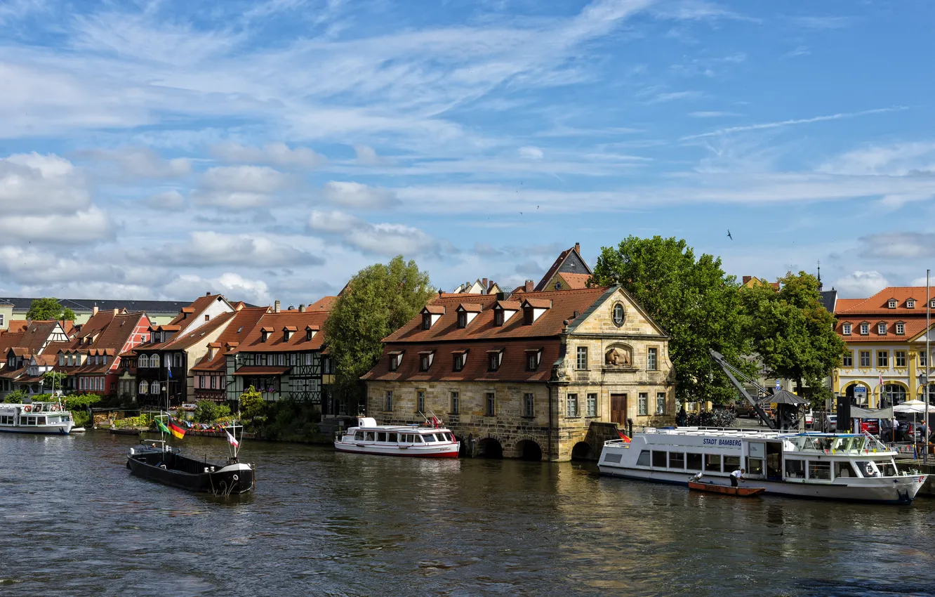 Фото обои небо, облака, деревья, река, дома, корабли, Германия, Бамберг