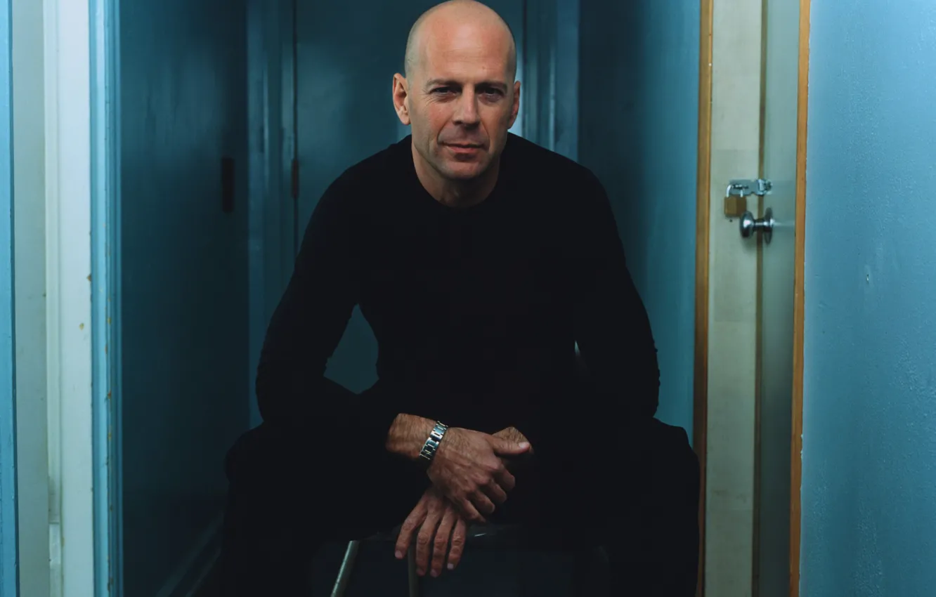 Фото обои актер, Брюс Уиллис, Bruce Willis, сидит, actor