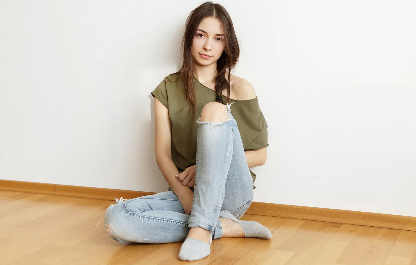 Фото обои girl, beauty, jeans, tank top