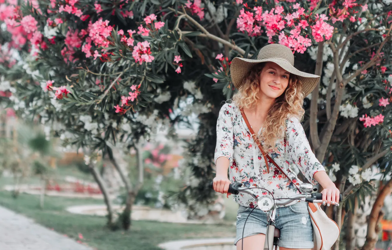 Фото обои girl, bicycle, shorts, hat, beautiful, model, cute, denim