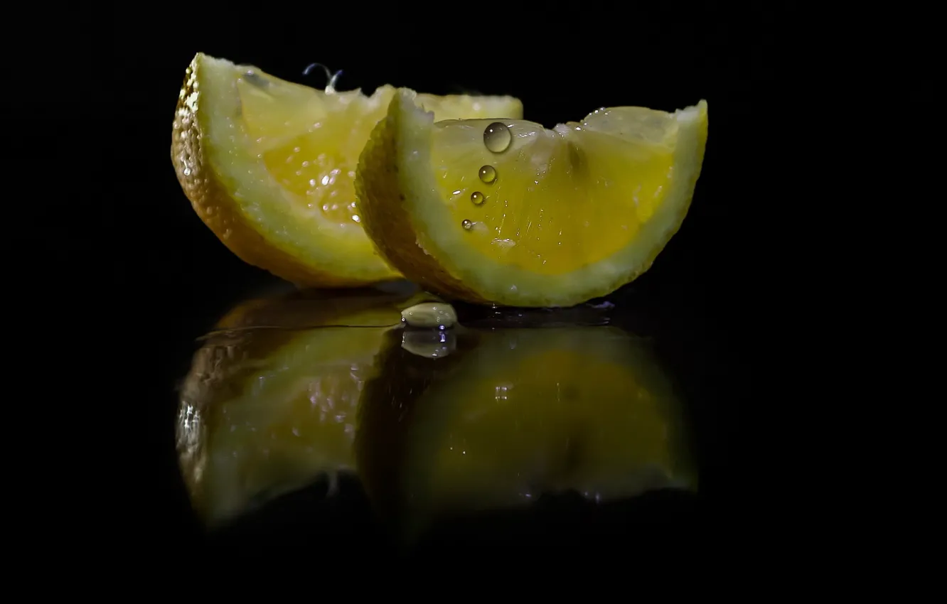 Фото обои капли, отражение, темный фон, лимон, сок, дольки
