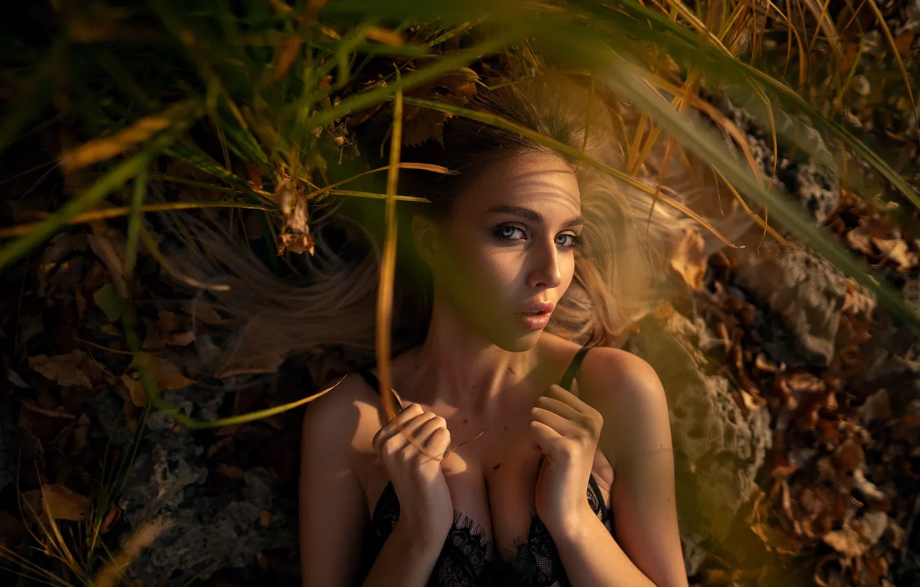 Фото обои трава, взгляд, девушка, лицо, руки, Максим Густарев