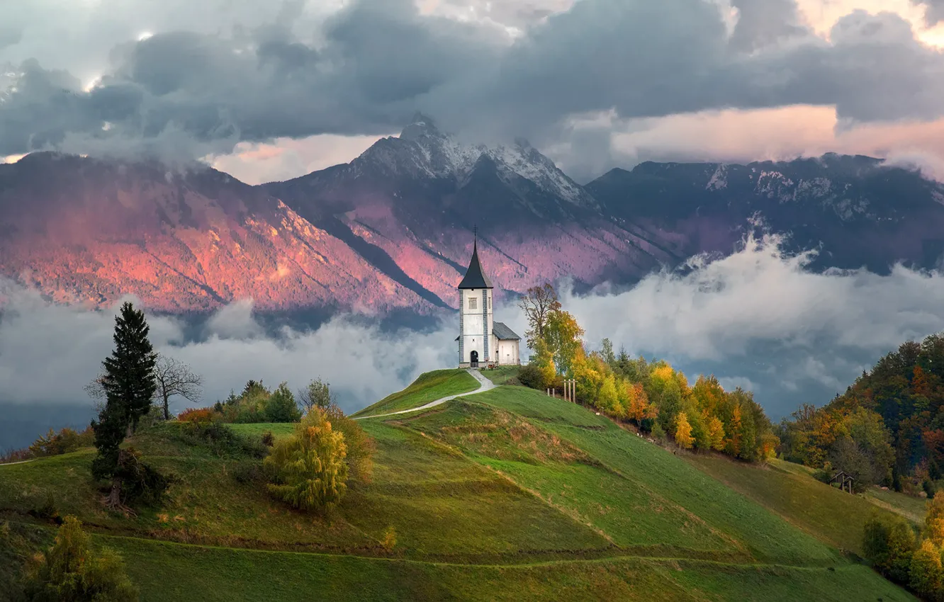 Фото обои облака, пейзаж, горы, природа, холмы, церковь, Словения, Ямник