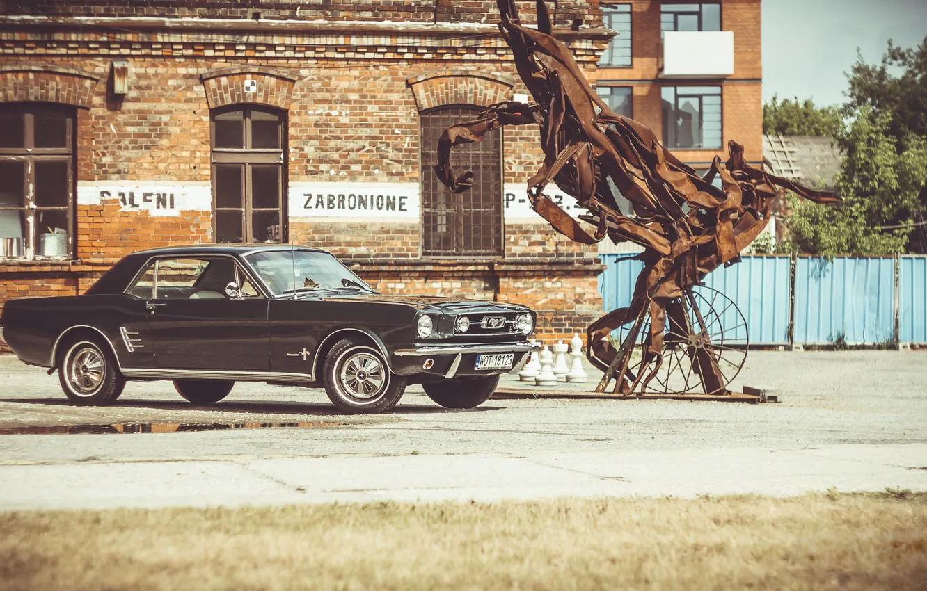 Фото обои трава, дом, улица, Mustang, Ford, скульптура, 1966