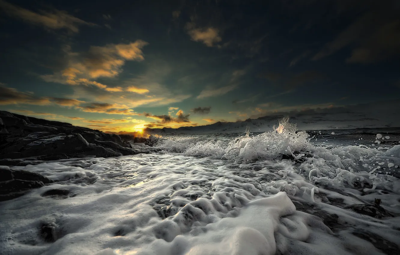 Фото обои зима, волны, пена, вода, солнце, снег, камни, горизонт