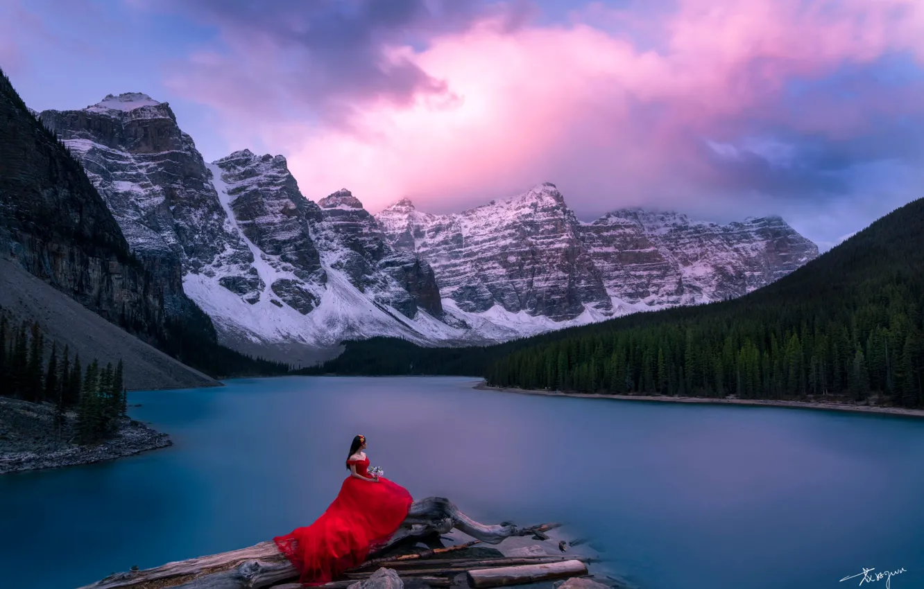 Фото обои лес, небо, девушка, горы, озеро, платье