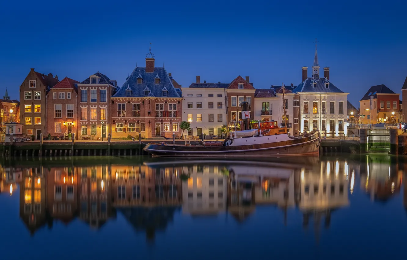 Фото обои отражение, река, здания, дома, буксир, причал, Нидерланды, ночной город
