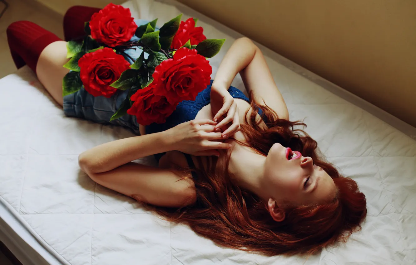 Фото обои девушка, цветы, лежит, рыжая