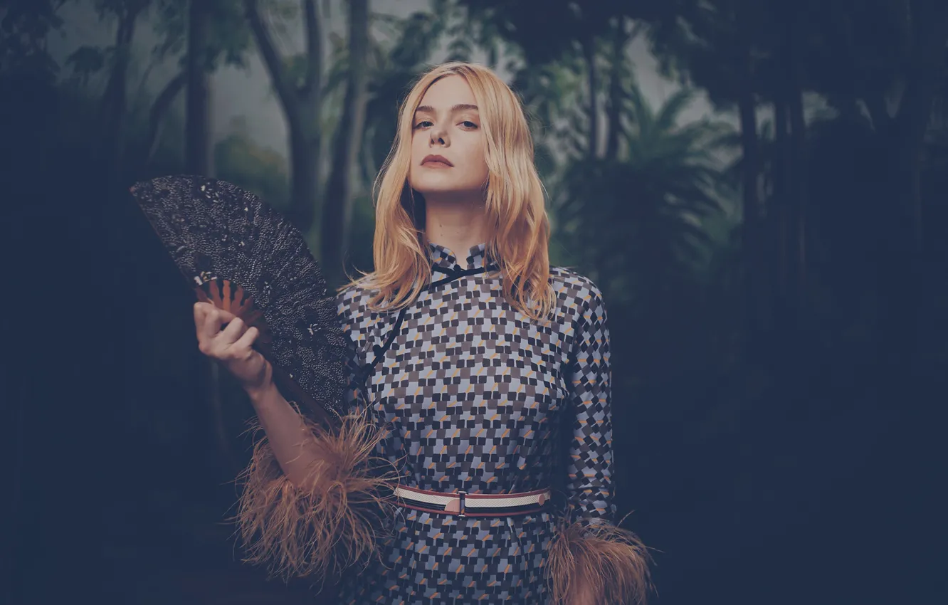 Фото обои взгляд, девушка, поза, платье, веер, Elle Fanning