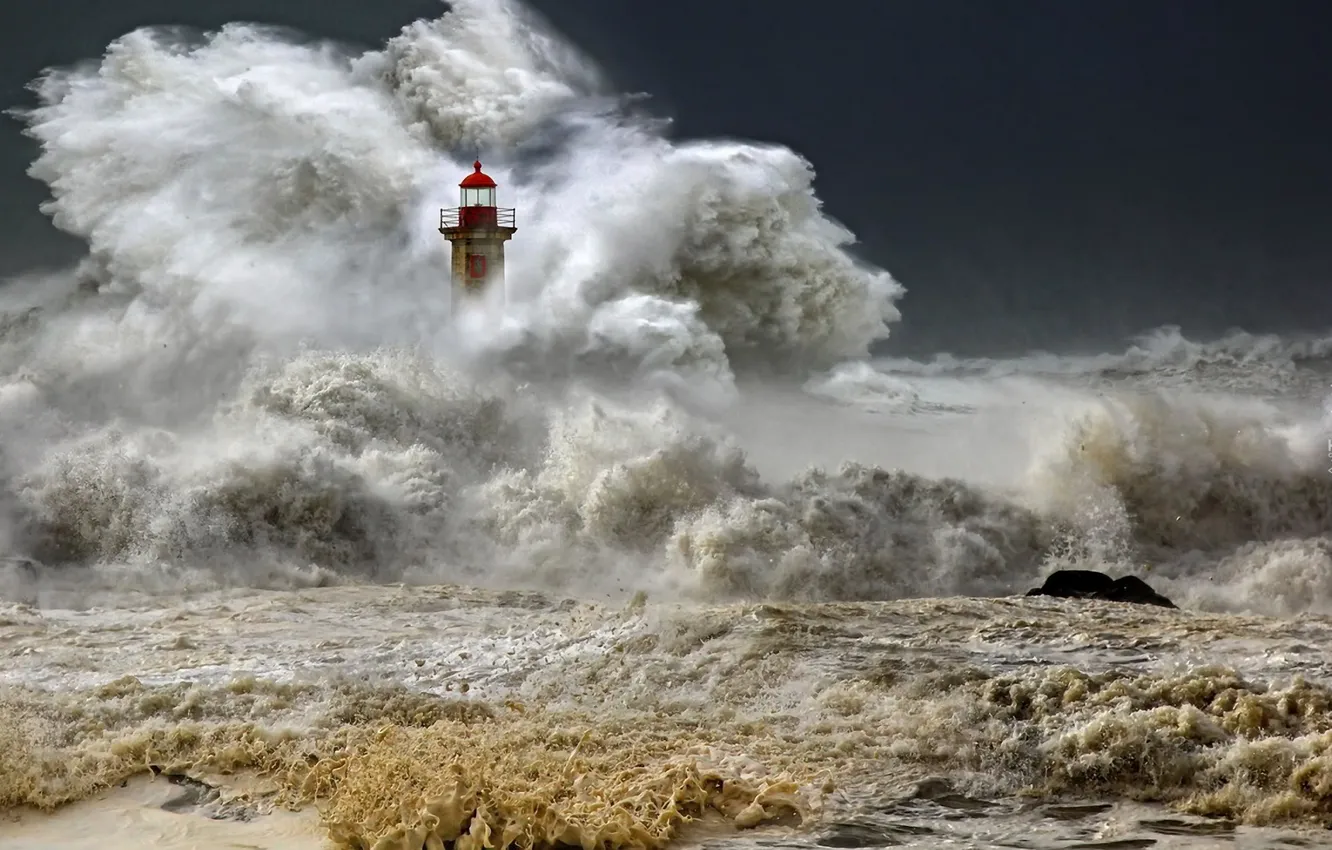 Фото обои море, волны, брызги, шторм, маяк, Португалия, Порту, Farolim de Felgueiras