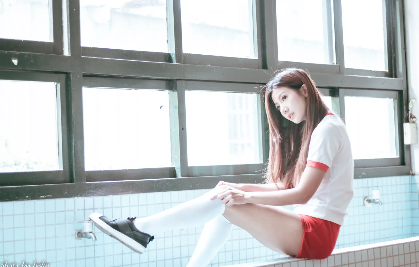 Фото обои girl, shorts, beautiful, model, asian, sneakers, knee socks