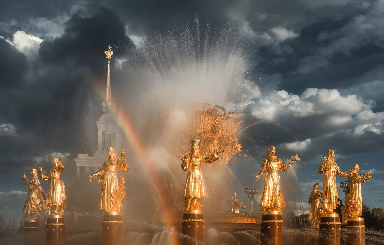 Фото обои небо, вода, тучи, город, радуга, Москва, фонтан, ВДНХ