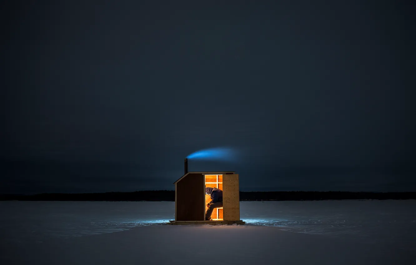 Фото обои лед, небо, свет, горы, ночь, озеро, дым, рыбалка