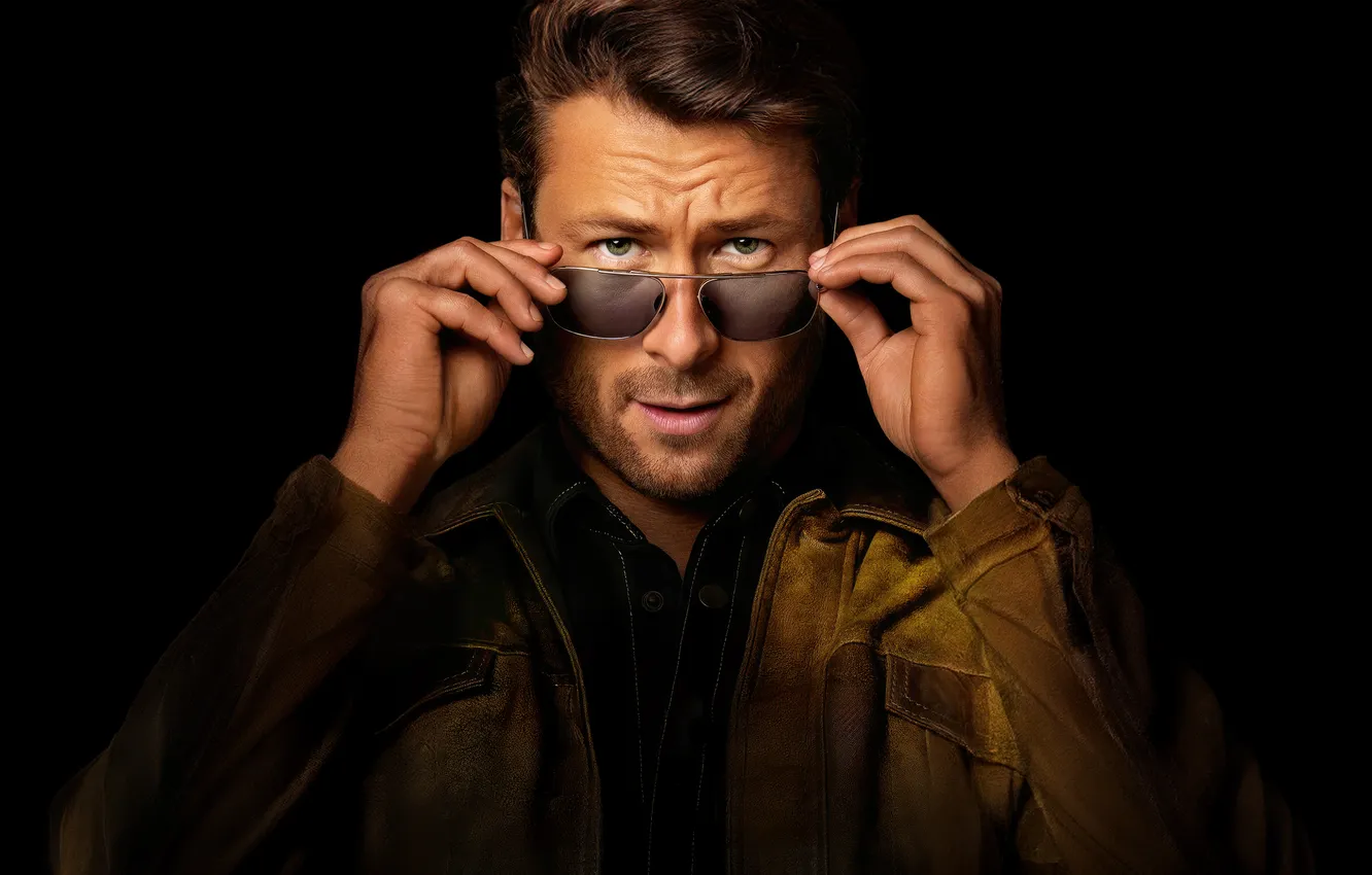 Фото обои фильм, очки, куртка, черный фон, актёр, Глен Пауэлл, Glen Powell, Hit Man