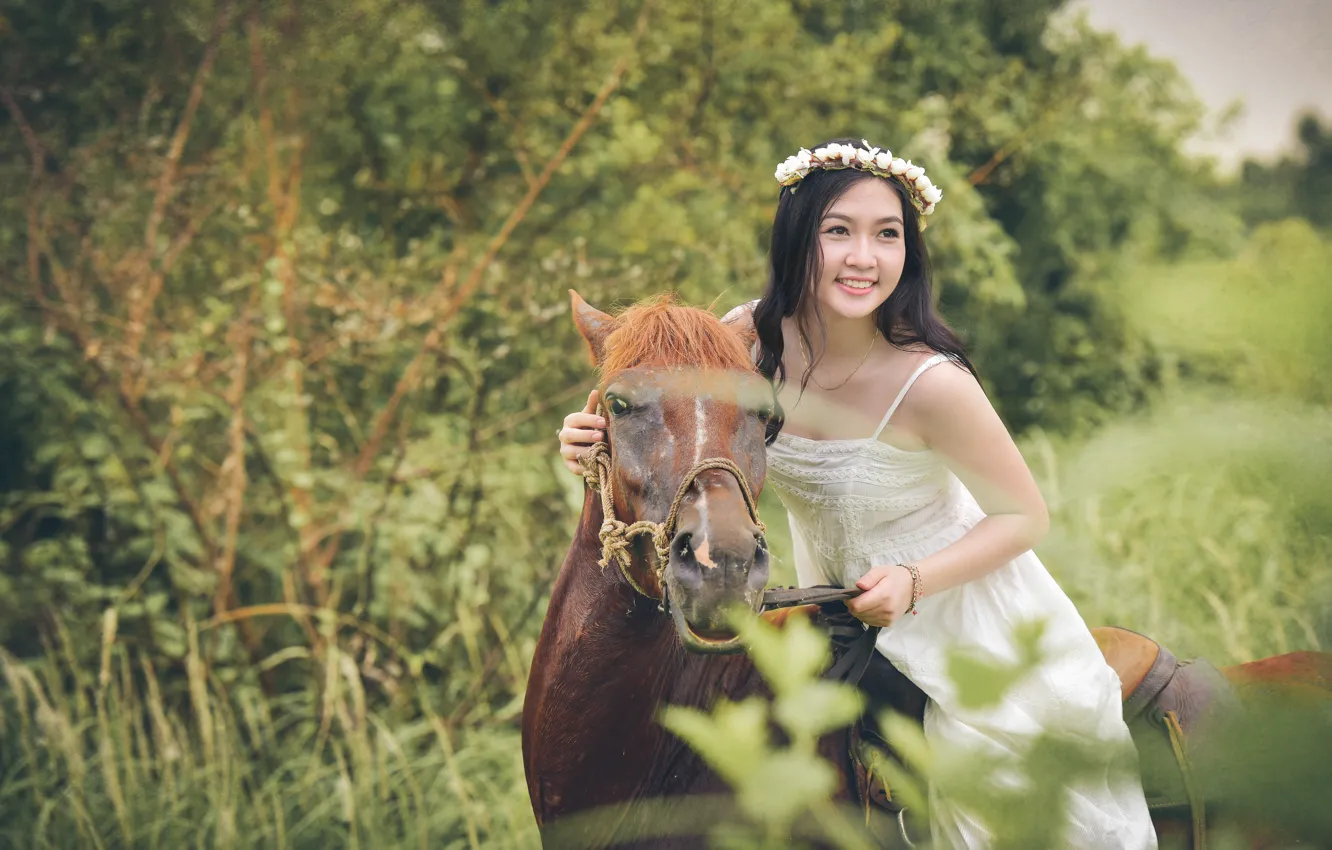 Фото обои лицо, улыбка, конь, лошадь, платье, всадница, азиатка, венок