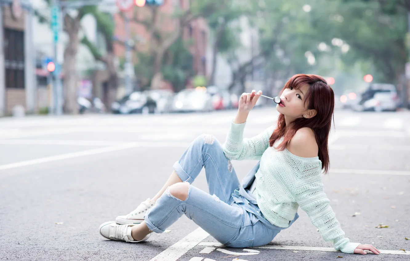 Фото обои девушка, поза, улица, джинсы, конфета