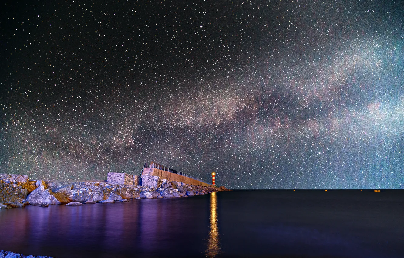 Фото обои космос, звезды, ночь, пространство, камни, берег, маяк, млечный путь