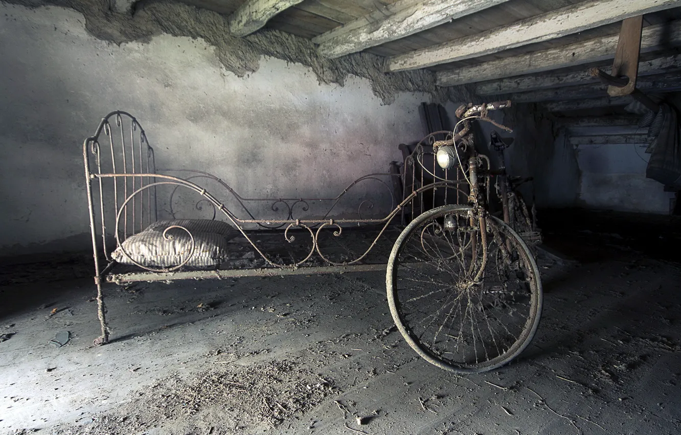 Фото обои велосипед, кровать, чердак