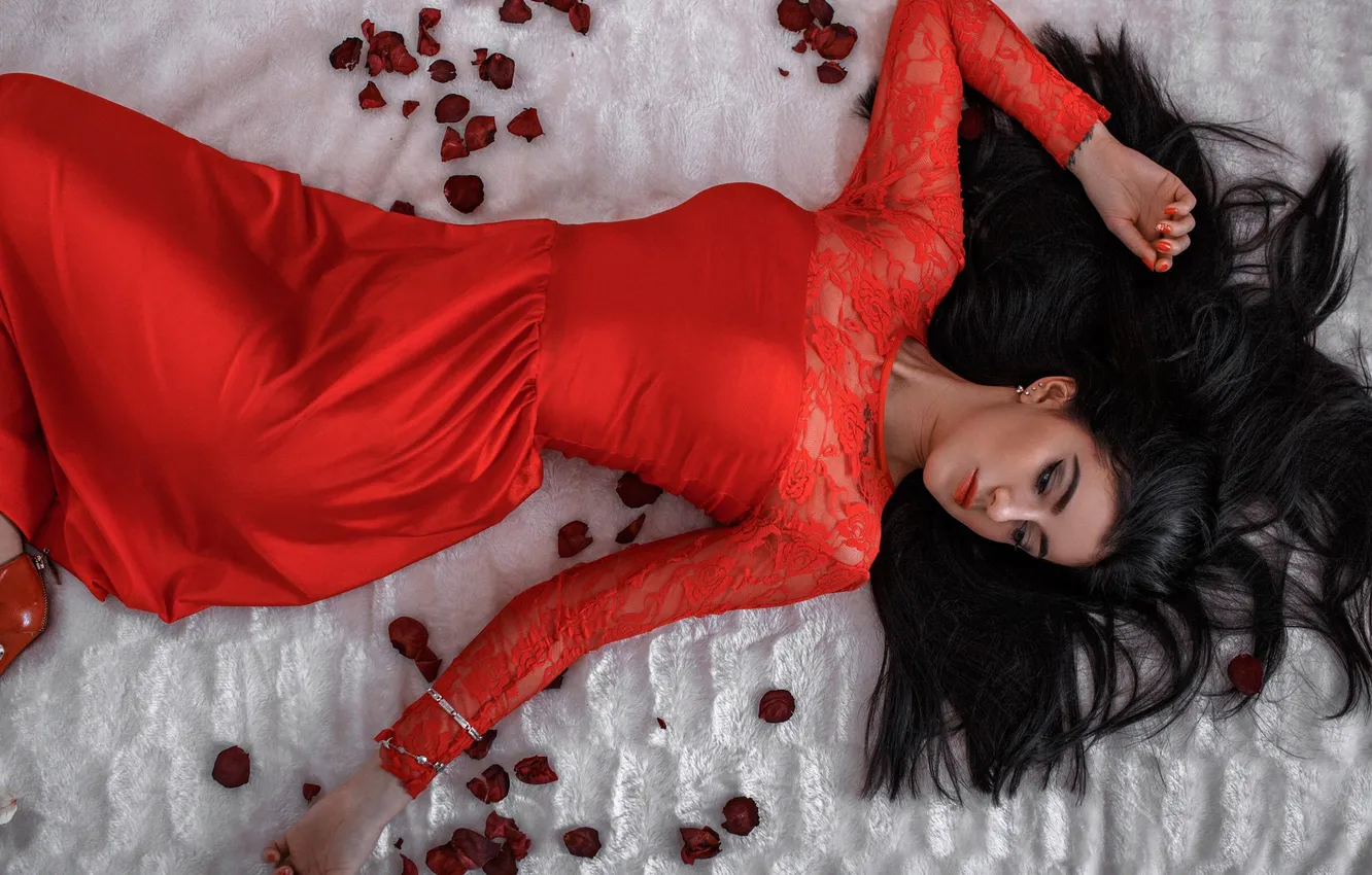 Фото обои модель, лепестки, платье, в красном, Алина, Дмитрий Перерва