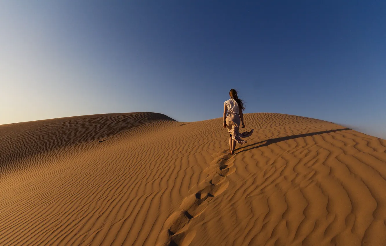 Фото обои girl, sky, desert, sand, sunlight, walking, dunes, dry