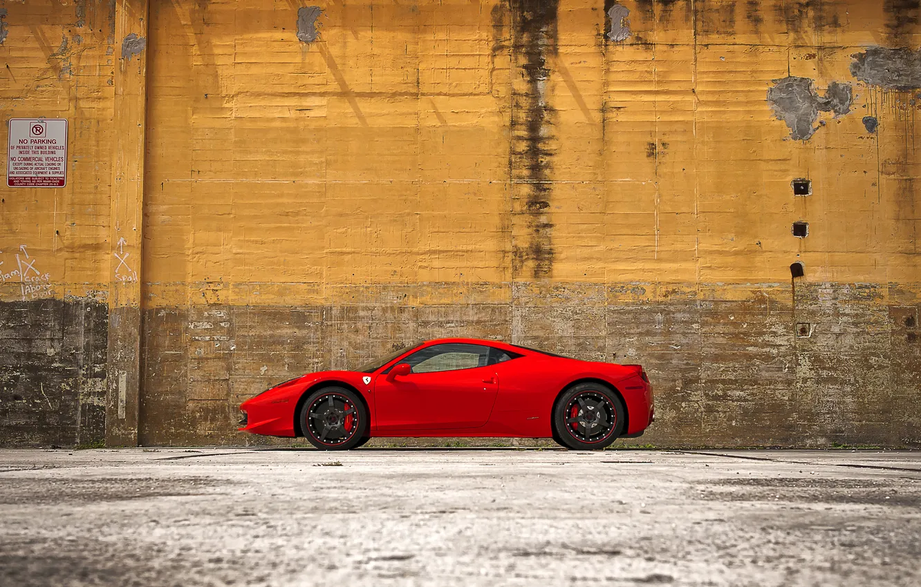 Фото обои красный, стена, знак, red, wall, ferrari, феррари, вид сбоку