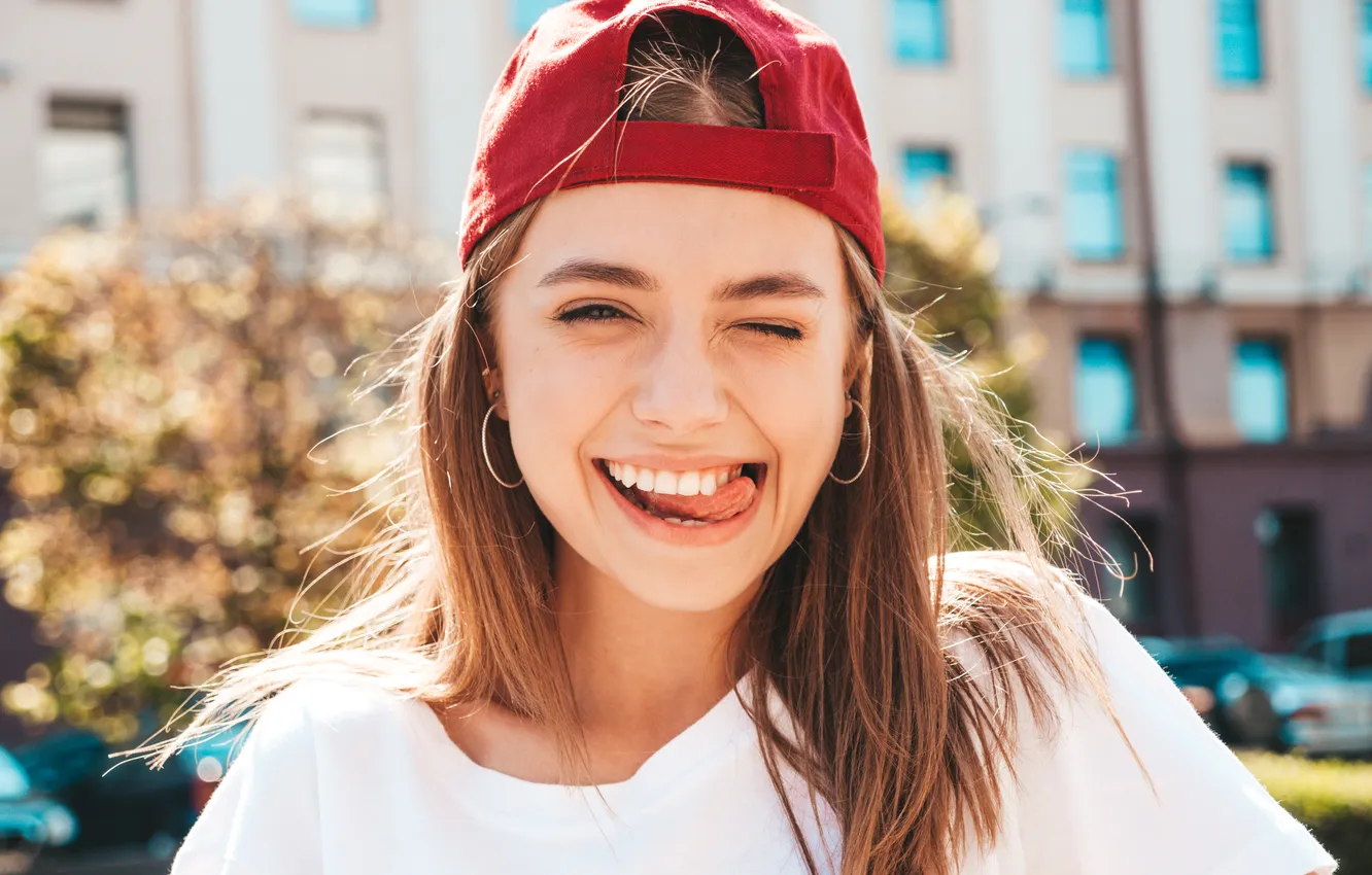 Фото обои girl, beautiful, pretty, sweet, cap, tongue