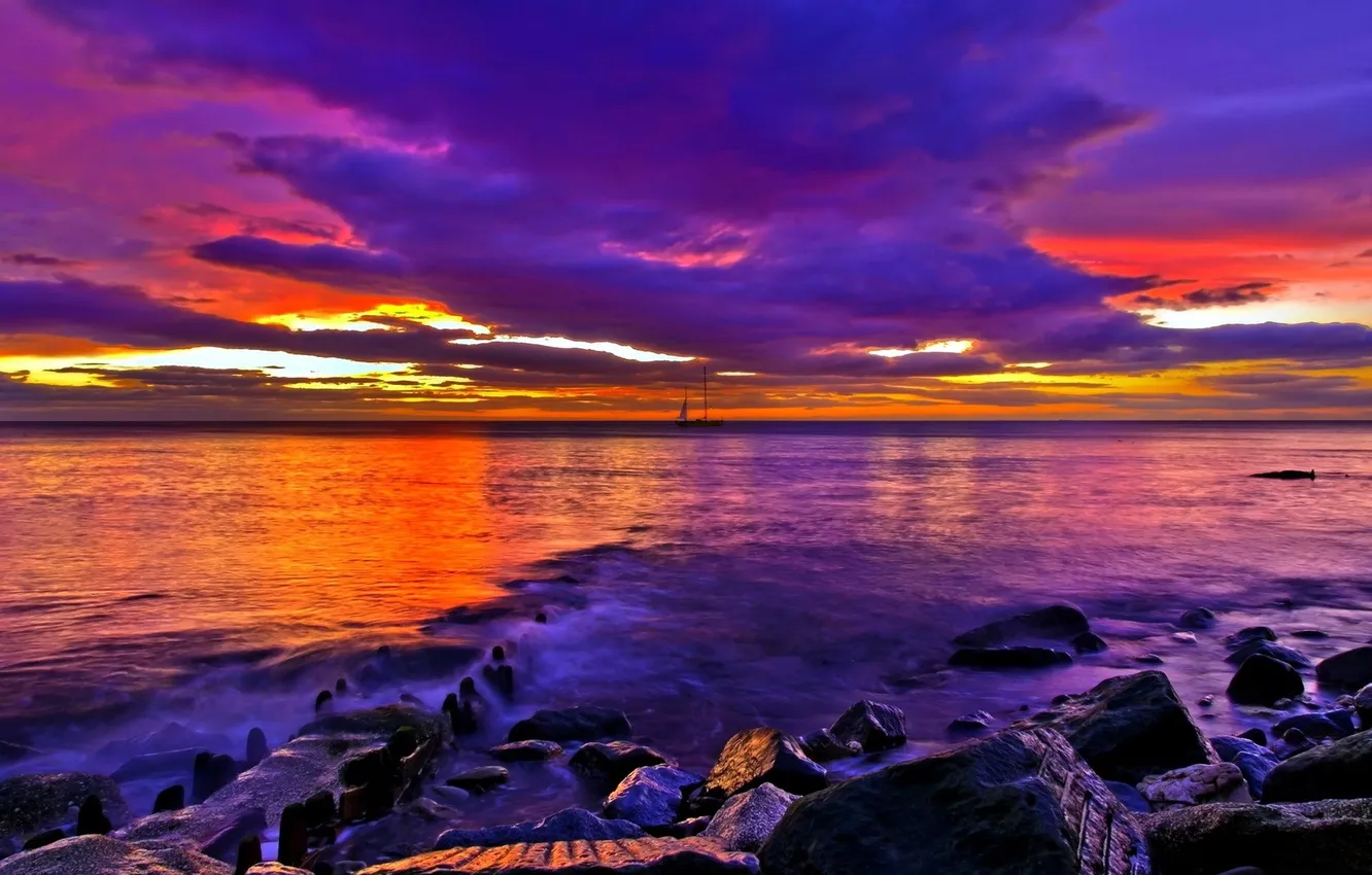 Фото обои море, закат, тучи, камни, парусник, фиолетовые