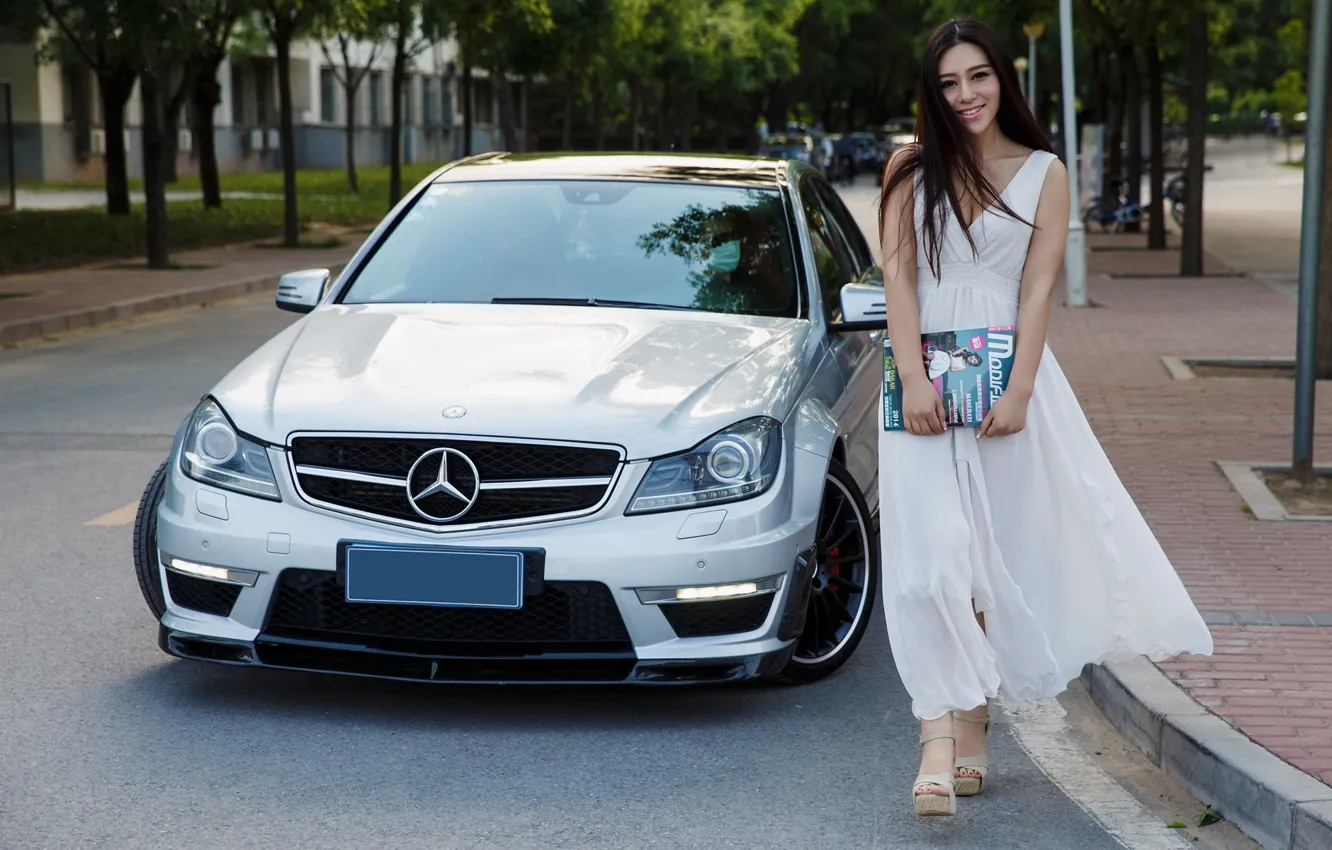 Фото обои авто, взгляд, улыбка, Девушки, Mercedes, журнал, красивая девушка, .азиатка