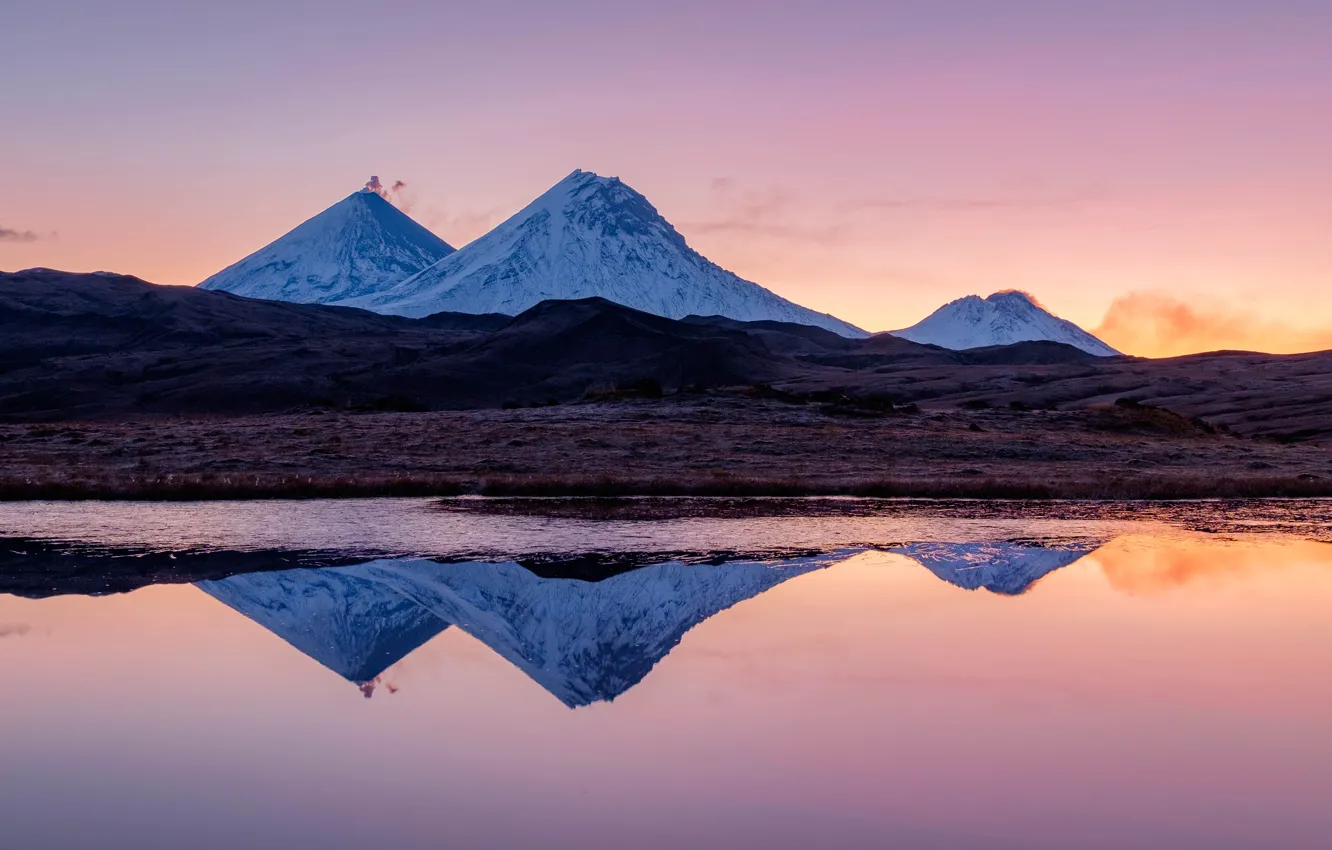 Фото обои небо, снег, закат, горы, отражение, холмы, берег, вершины