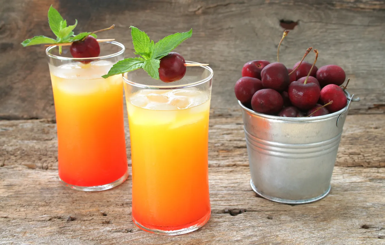 Фото обои вишня, сок, стаканы, боке, ведёрко, смузи