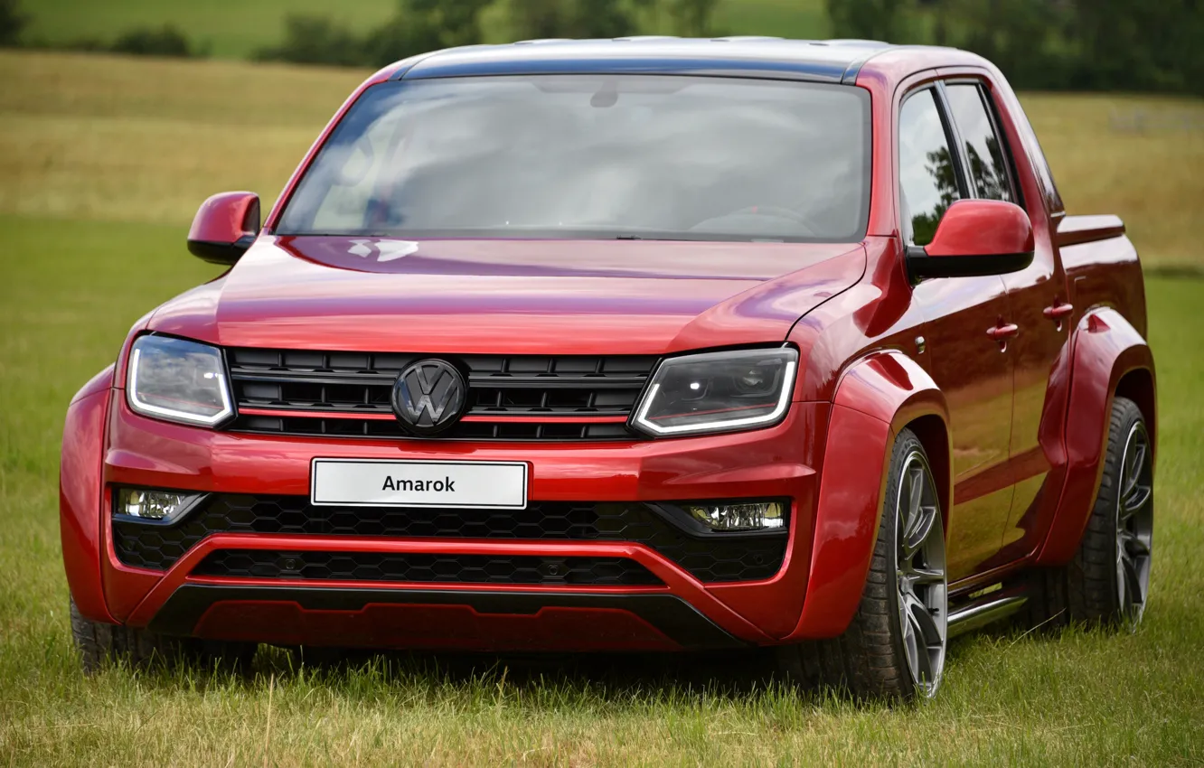 Фото обои трава, красный, газон, Volkswagen, пикап, Amarok, Red Rock, 2019