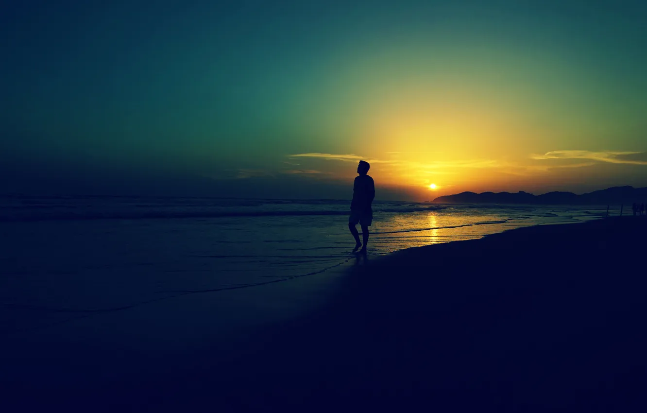 Фото обои волны, пляж, небо, закат, горизонт, мужчина