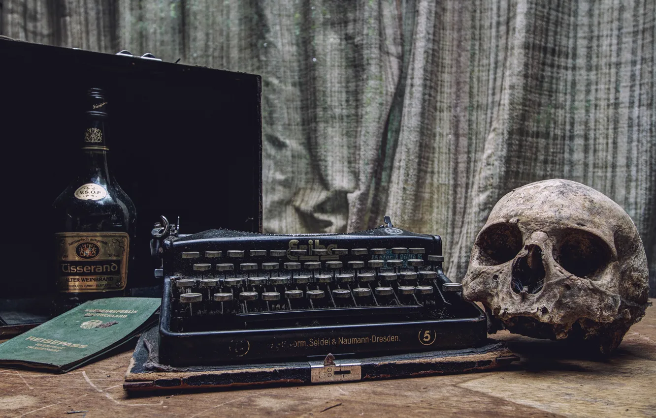 Фото обои череп, бутылка, пишущая машинка, паспорт