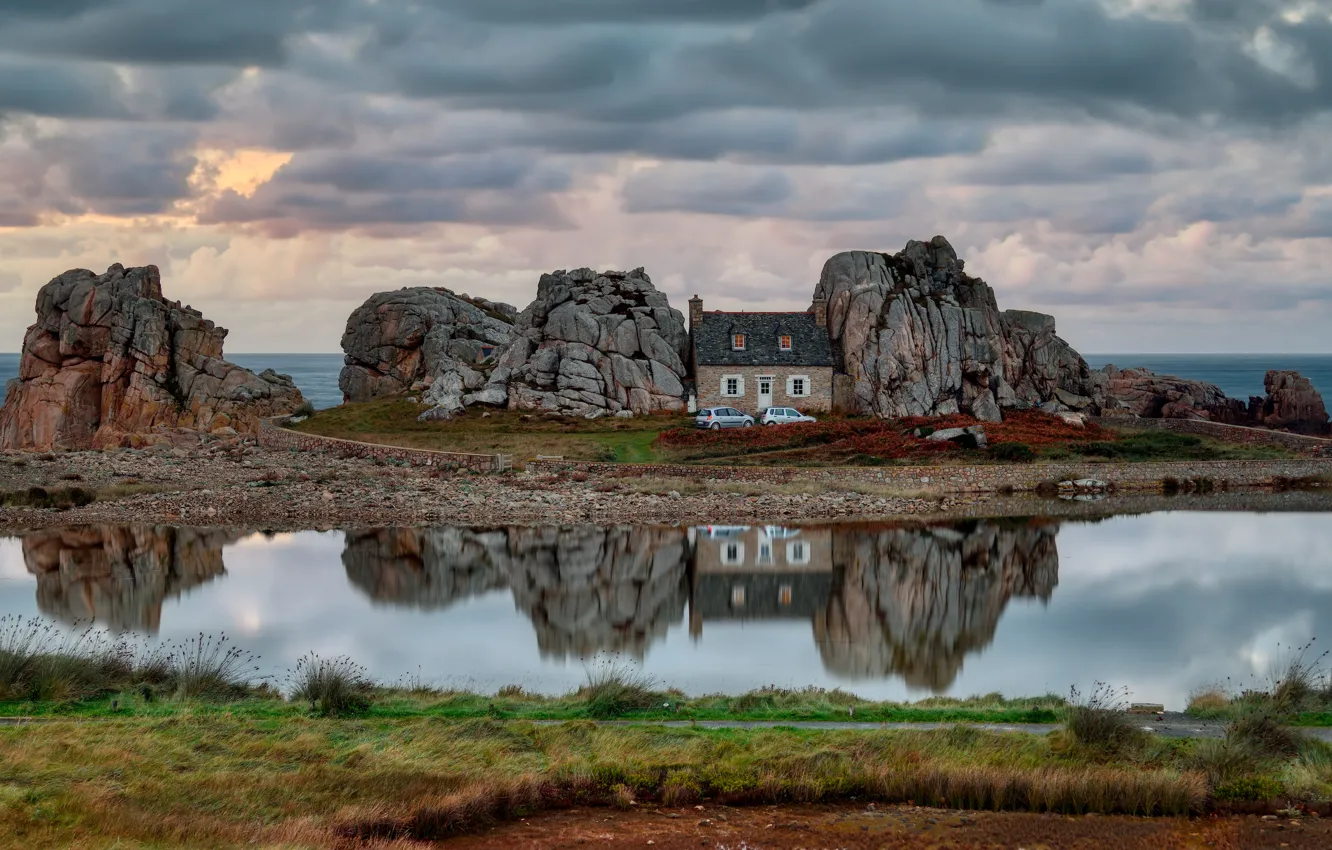 Фото обои море, трава, вода, пейзаж, машины, тучи, природа, дом