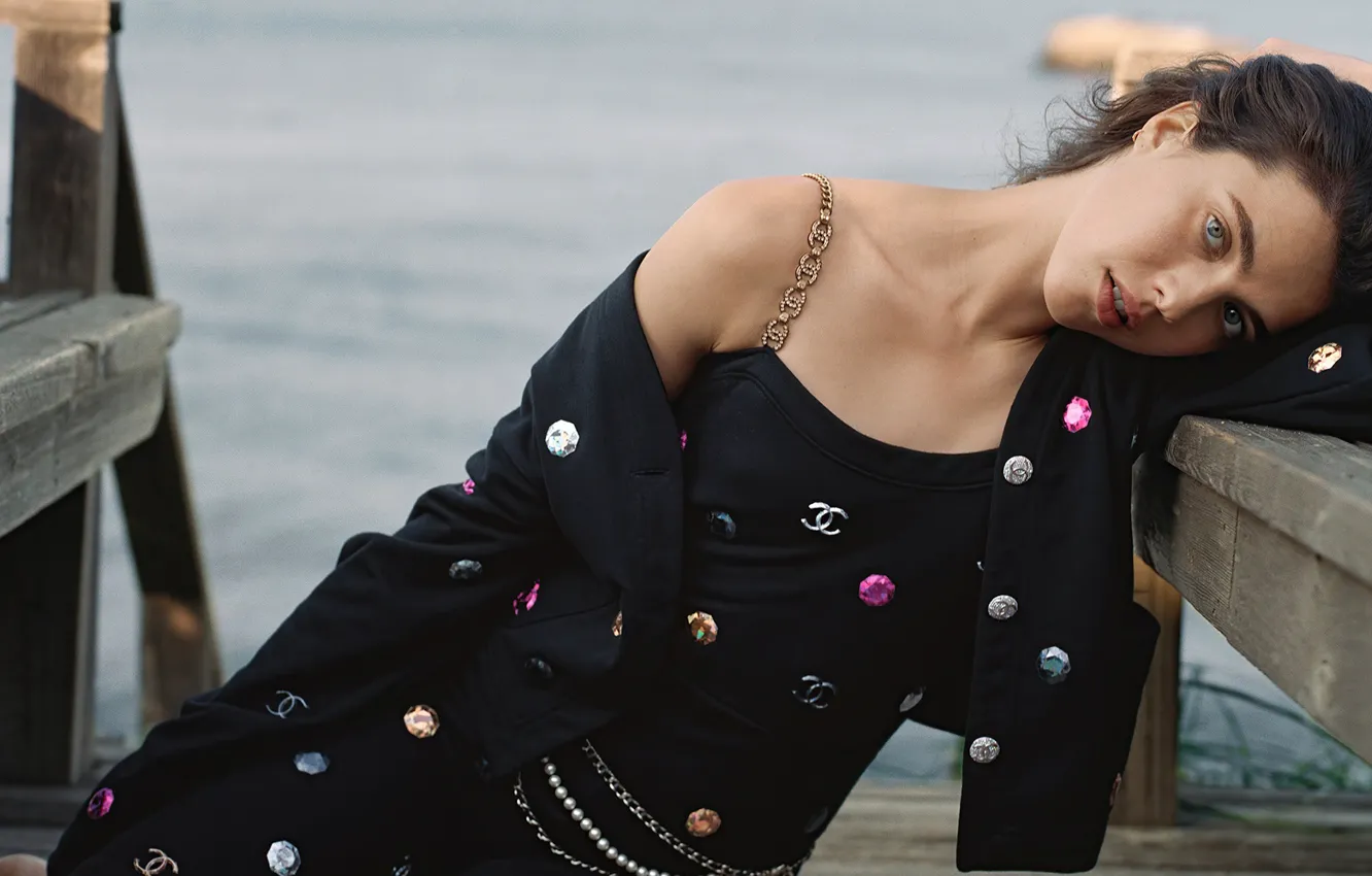 Фото обои взгляд, девушка, поза, платье, Margaret Qualley