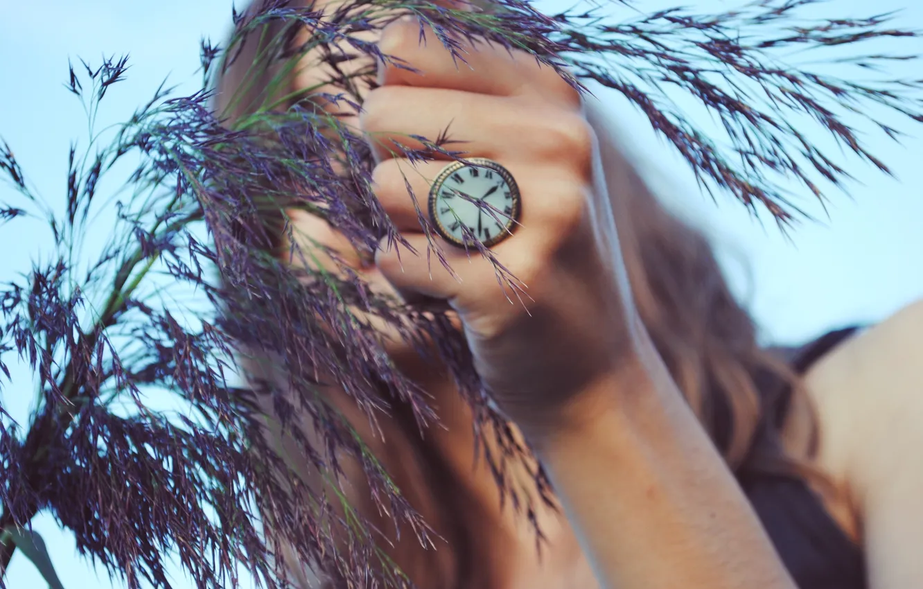 Фото обои трава, девушка, часы, рука, кольцо