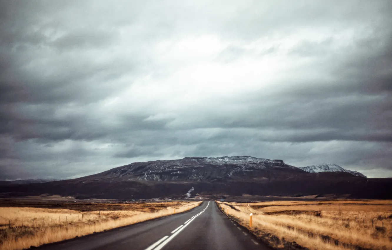 Фото обои дорога, поле, горы, серые облака