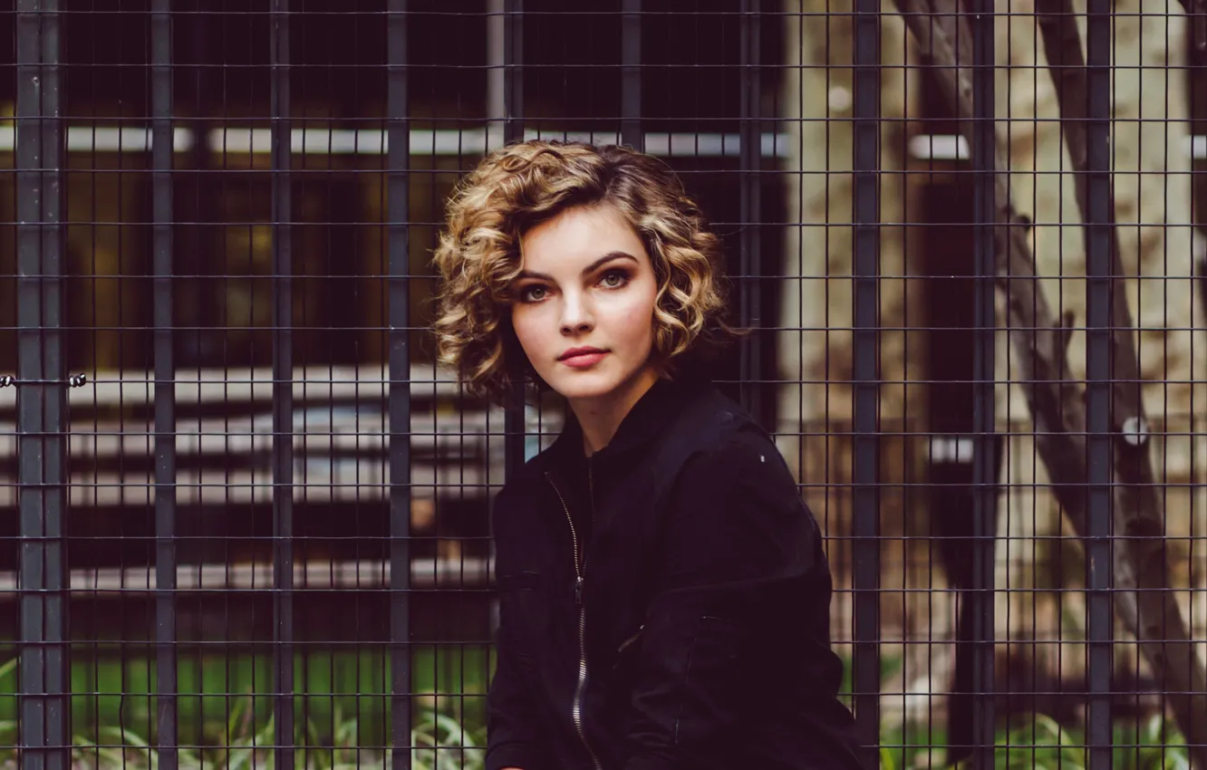 Фото обои модель, макияж, решетка, актриса, куртка, прическа, Camren Bicondova, NKD