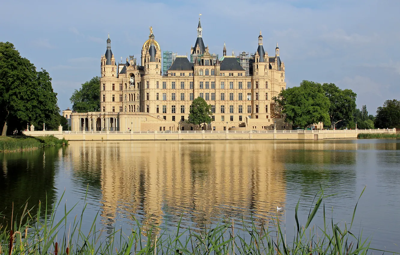 Фото обои вода, деревья, пруд, отражение, камыши, замок, Германия, Schwerin
