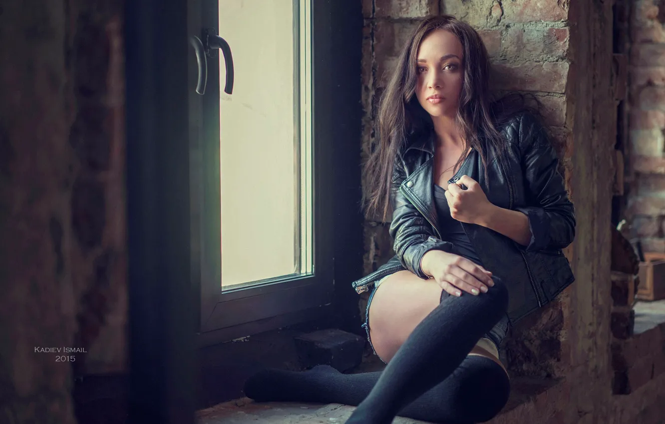 Фото обои взгляд, секси, поза, модель, шорты, портрет, чулки, макияж