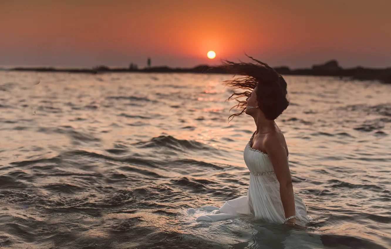 Фото обои волны, вода, девушка, солнце, закат, платье, невеста
