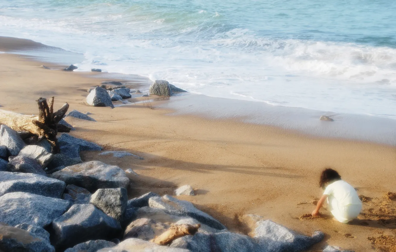 Фото обои песок, море, пляж, камни, прибой, ребёнок
