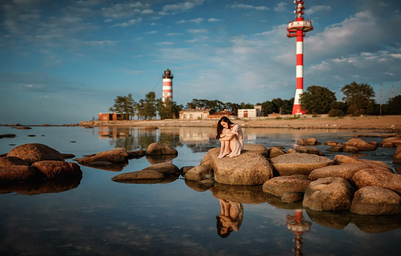 Фото обои вода, девушка, камни, маяк, валуны, Георгий Чернядьев, Екатерина Можина, Ekaterina Mozhina