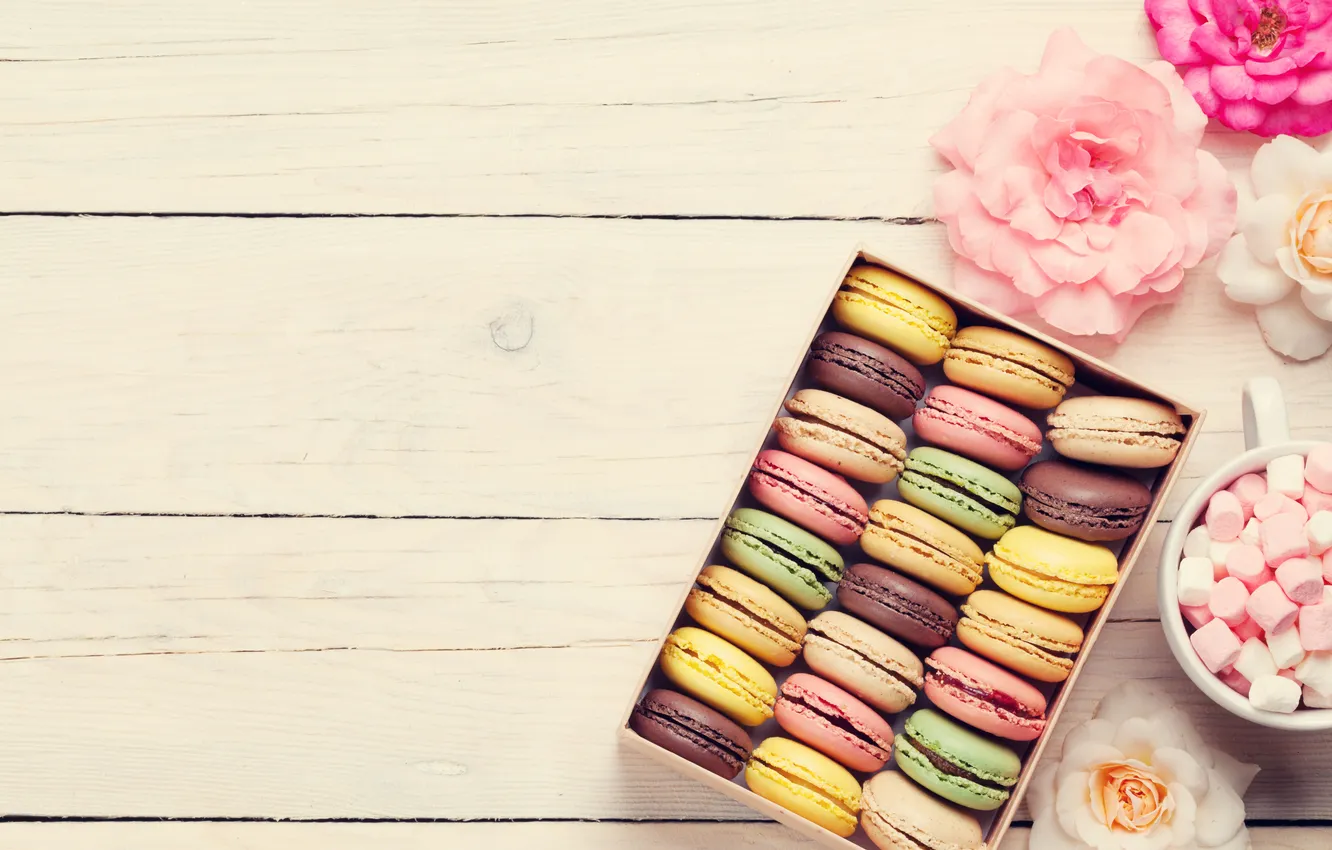 Фото обои цветы, подарок, colorful, wood, pink, flowers, macarons, gift box